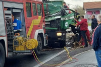 Na kabinu kamiona palo drvo, poginuo vozač