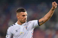 Podolski postigao majstorski gol sa svoje polovine terena VIDEO