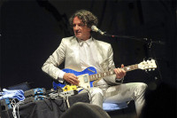 Goran Bregović se oglasio iz Pariza nakon pada s Vespe i operacije