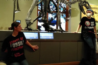 Klimatski aktivisti se zalijepili za skelet dinosaurusa