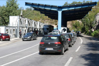 Срби запослени на прелазима Јариње и Брњак поднијели оставке