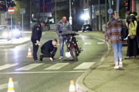Motociklista udario dva pješaka