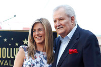 Preminuo otac Dženifer Aniston