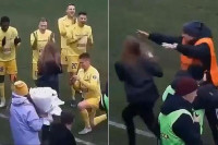 Fudbaler na utakmici kleknuo da zaprosi djevojku, bezosjećajni zaštitar upropastio trenutak za pamćenje