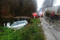 Dva lica povrijeđena u sudaru tri vozila u Ostružnji