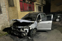 У сjеверном дијелу Митровице запаљен аутомобил крагујевачких таблица