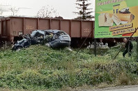 Živinice: Stravičan sudar automobila i voza, dvije osobe povrijeđene