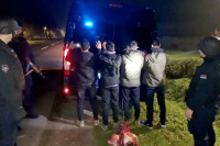 Полиција Србије код мигранта пронашла аутоматску пушку (ВИДЕО)