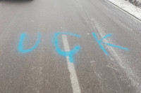 Графити који величају ОВК на путу ка Ски-центру Брезовица