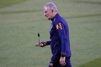Tite sa drugim timom Brazila napada Kamerun