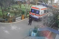 Возило Хитне помоћи ударило жену ( УЗНЕМИРАВАЈУЋИ ВИДЕО )