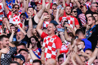 Hrvatski navijač simulirao uriniranje po zastavi Srbije