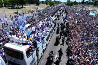 Fudbaleri Argentine krenuli na proslavu u centru Buenos Ajresa VIDEO