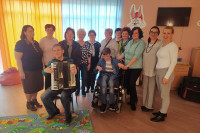 Slijepi muzičar Dejan Ristić opjevao vrijedne ruke srbačkih domaćica