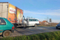 Sudar kamiona i kombija na putu Bijeljina - Ugljevik