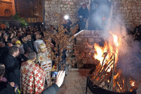 Brojni vjernici na nalaganju badnjaka u Staroj crkvi u Sarajevu