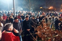 U Novom Gradu nalaganjem badnjaka i pijukanjem obilježeno Badnje veče