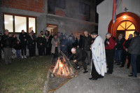 Prvi put nakon rata naloženi badnjaci u porti hrama u Goraždu