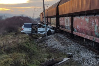 Vozač povrijeđen u sudaru automobila i voza