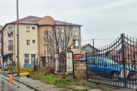 Autom udario u banderu pa uletio u dvorište