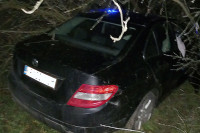 Mercedesom uletio u dvorište