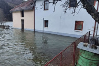 Neprohodan put Gacko - Nevesinje, u selu Fojnica voda ušla u tri kuće VIDEO