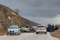Mostar: Automobil završio na krovu, vatrogasci izvlačili povrijeđene