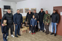 Mitrović poklonio čizme i kabanice Savjetu mjesne zajednice Popovi