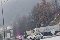 Sudarila se dva kamiona: Tri osobe povrijeđene, nastao kolaps u saobraćaju