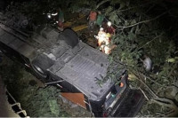 Autobus koji je vozio fudbalere sletio s mosta, ima mrtvih