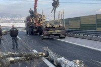 Balvani pali sa kamiona na auto-putu