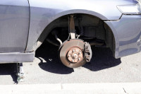 Tri osobe uhapšene zbog krađe guma sa parkiranog automobila