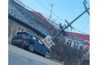 Aутомобил ударио у бандеру, цијело село остало без струје