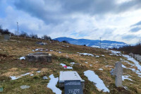 Oskrnavljeno srpsko pravoslavno groblje u mjestu Plamenice
