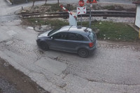 Zbog nepažnje umalo podletio pod voz, polomio polubranik u Vrbanji (VIDEO)
