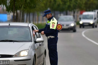 Oduzet "alfa romeo" vozaču bez dozvole koji duguje 7.630 KM
