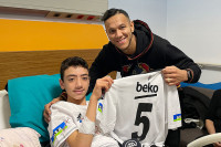 Fudbaler Bešiktaša Josef de Souza posjetio dječaka Ardu spašenog 128 sati nakon zemljotresa, poklonio mu dres