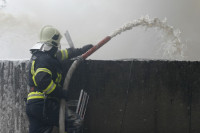 Požar u Istočnom Sarajevu: Vatrogasci gase vatru sa dva vozila