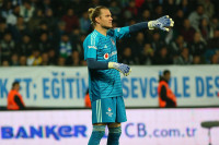 Loris Karijus brani za Njukasl na finalu Liga kupa protiv Mančester junajteda