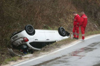 Teška nesreća u Krupi na Vrbasu: Automobil na krovu, stigla i Hitna pomoć