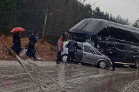 Automobil podletio pod autobus FK Velež:  Povrijeđeno šest osoba, među njima i jedno dijete