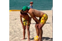 Đoković se priprema za na plaži: Teniser igrao fudbal s djecom