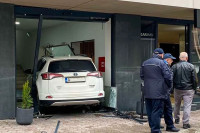 Automobilom uletio u izlog lokala