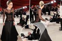 Lejdi Gaga pomogla fotografu koji se sapleo o njenu haljinu