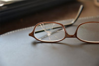 Gradiška: Službeniku gradske uprave polomio naočare