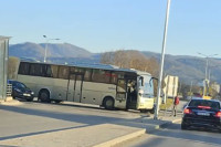Sudar auta i autobusa u kružnom toku kod “Delte” u Banjaluci