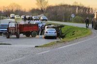 Traktor se prevrnuo i pao na auto