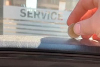 Новчићем од два евра тестирао модел Мерцедеса стар више од 30 година