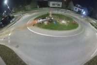 Oštetio automobil i nekoliko znakova: Punom brzinom preletio preko kružnog toka VIDEO