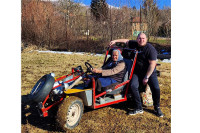 Baka Vinka u devetoj deceniji vozi bagi i „drifta” legendarnog fiću (VIDEO/FOTO)
